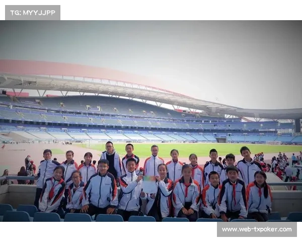 恩平赛道最后冲刺瞬间，何学辉逆袭夺铜振臂呐喊